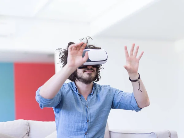 Homme utilisant des lunettes VR-casque de réalité virtuelle — Photo