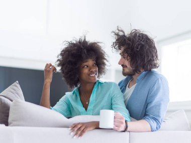 genç çok ırklı bir çift 