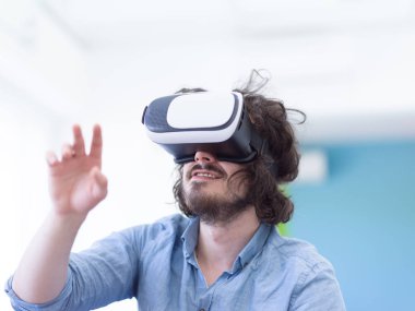 sanal gerçeklik VR-kulaklık gözlük kullanan adam