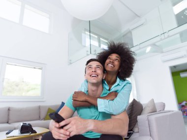 genç çok ırklı bir çift