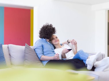 Televizyon izlerken koltukta genç Çift