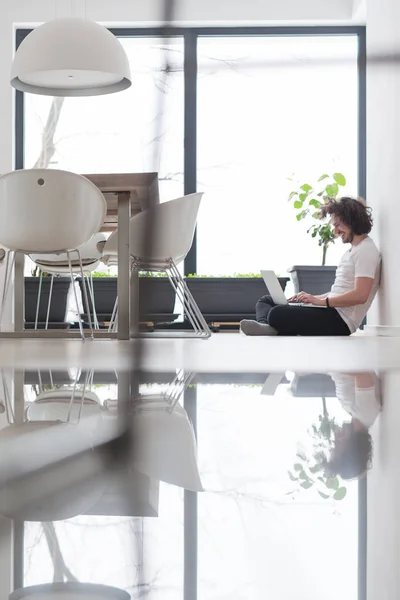 Hombre disfrutando relajante estilo de vida — Foto de Stock