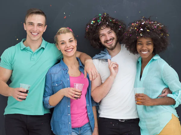 Confeti partido multiétnico grupo de personas aisladas sobre gris — Foto de Stock