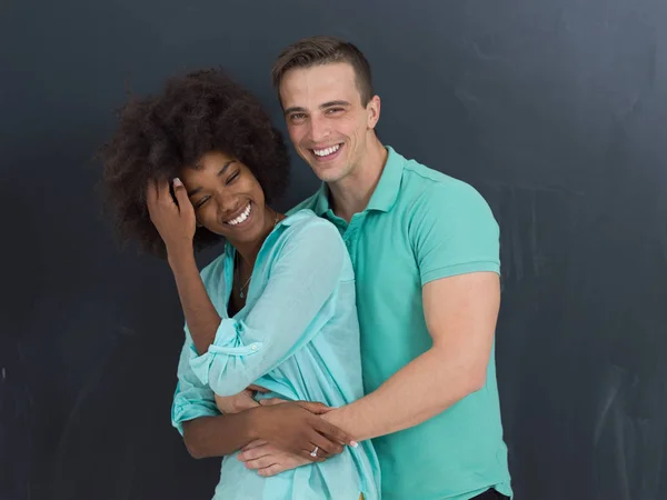 Jovem feliz casal multiétnico — Fotografia de Stock