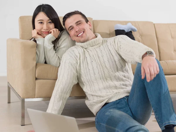 Feliz pareja multiétnica relajarse en casa — Foto de Stock