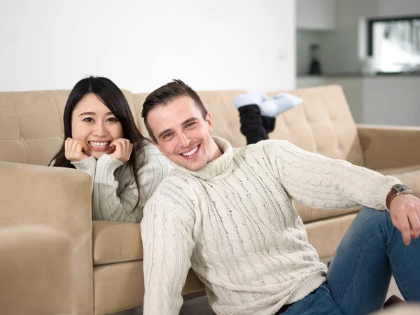 Mutlu çok ırklı çift evde rahatlatıcı — Stok fotoğraf