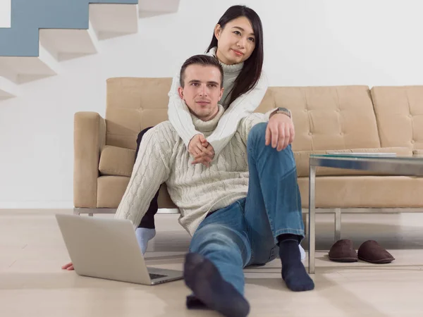 Glückliches multiethnisches Paar entspannt zu Hause — Stockfoto