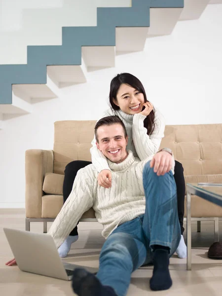 Feliz pareja multiétnica relajarse en casa — Foto de Stock