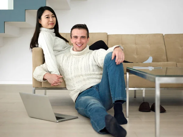 Felice coppia multietnica rilassante a casa — Foto Stock