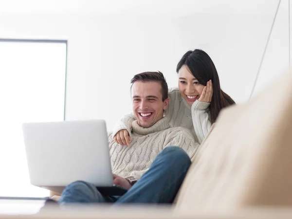 Feliz pareja multiétnica relajarse en casa —  Fotos de Stock