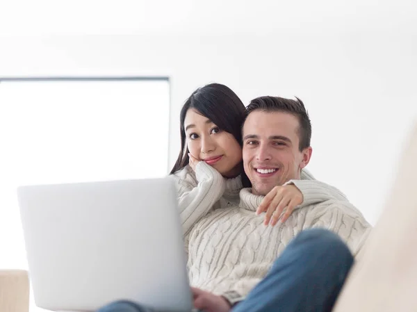 Jeune couple multiethnique relaxant à la maison — Photo