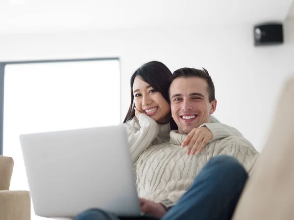 Jeune couple multiethnique relaxant à la maison — Photo