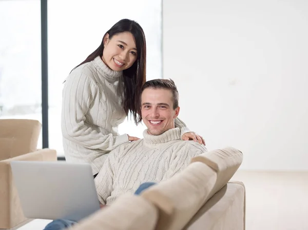 Pareja joven multiétnica relajándose en casa —  Fotos de Stock