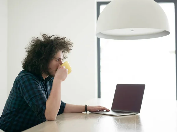 Hombre bebiendo café mientras trabaja — Foto de Stock