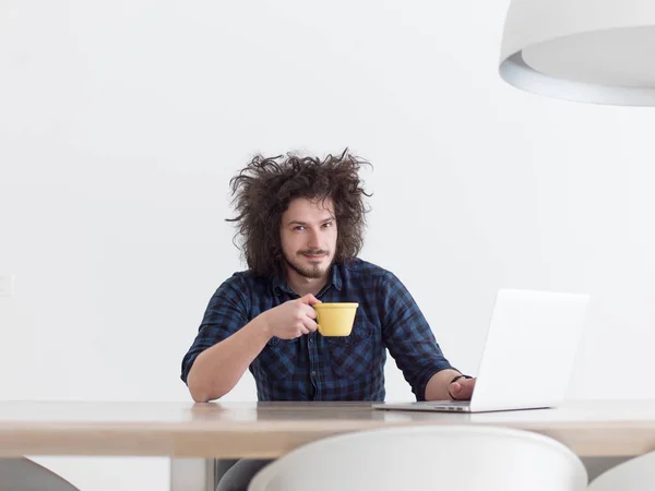 Człowiek pije kawę podczas pracy — Zdjęcie stockowe
