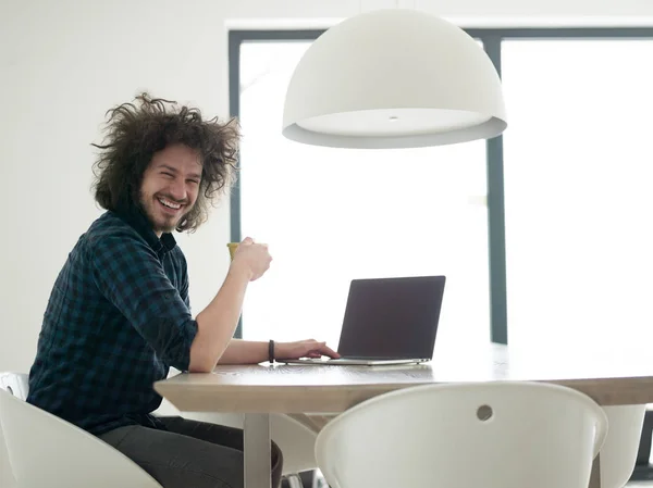 Hombre bebiendo café mientras trabaja — Foto de Stock