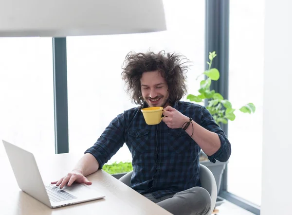 Ember iszik kávét, munka közben — Stock Fotó