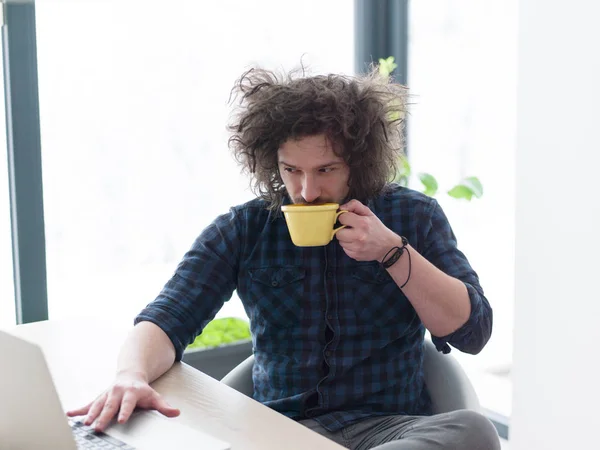Adam çalışırken kahve içme — Stok fotoğraf