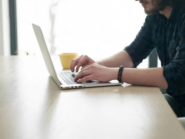 Man drinking coffee while working — Stock Photo, Image