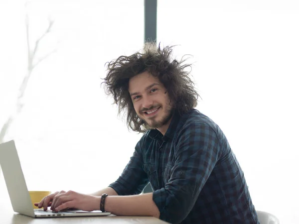 Hombre bebiendo café mientras trabaja — Foto de Stock