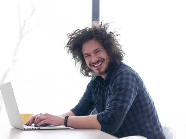 Uomo che beve caffè mentre lavora — Foto Stock