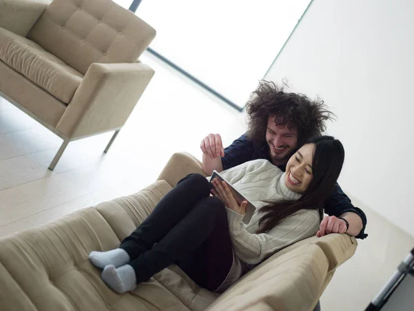 Jovem casal multiétnico relaxante em casa — Fotografia de Stock