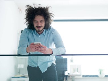 casual yakışıklı genç 