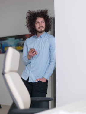 casual yakışıklı genç 