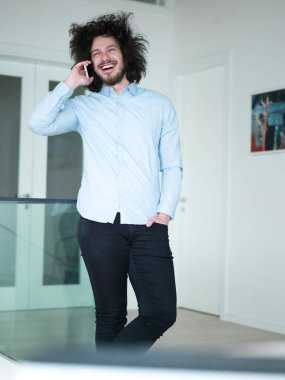 casual yakışıklı genç 