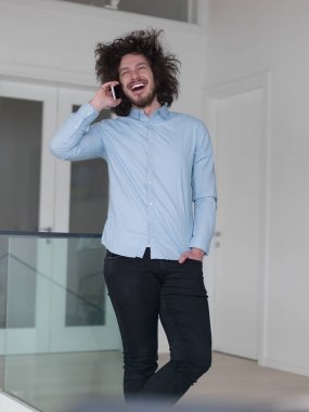 casual yakışıklı genç 