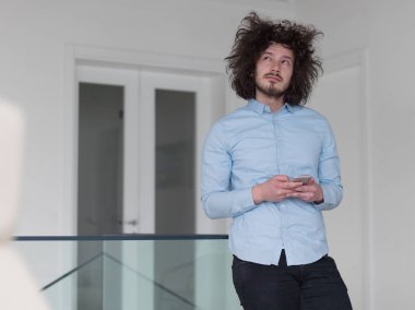 casual yakışıklı genç 