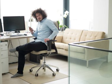 casual yakışıklı genç 