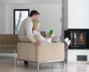 Şömine önünde genç Çift