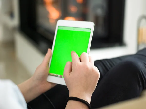 Junge Frau mit Tablet-Computer vor Kamin — Stockfoto