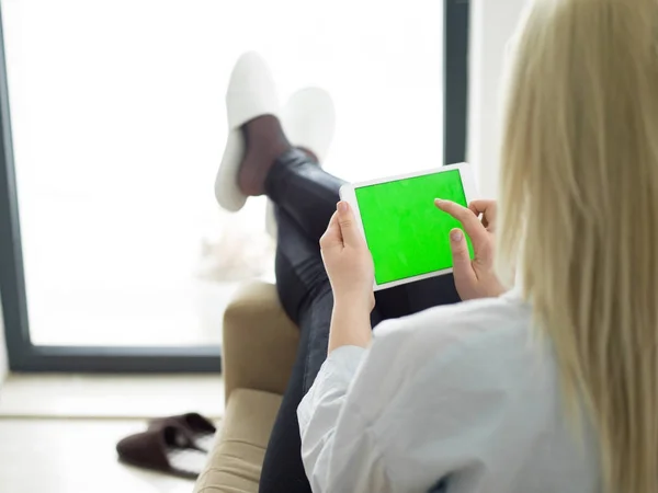 Junge Frau mit Tablet-Computer vor Kamin — Stockfoto