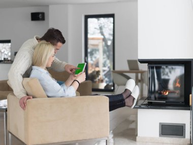 Şömine önünde genç Çift