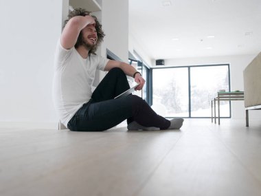 casual yakışıklı genç