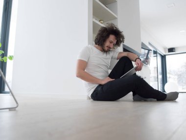 casual yakışıklı genç