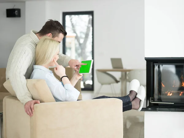 Pareja joven frente a la chimenea —  Fotos de Stock