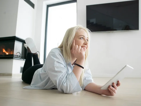 Vacker ung kvinna surfing web — Stockfoto