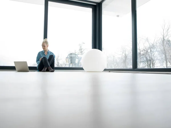 Jonge vrouw drinken koffie genieten van ontspannen levensstijl — Stockfoto