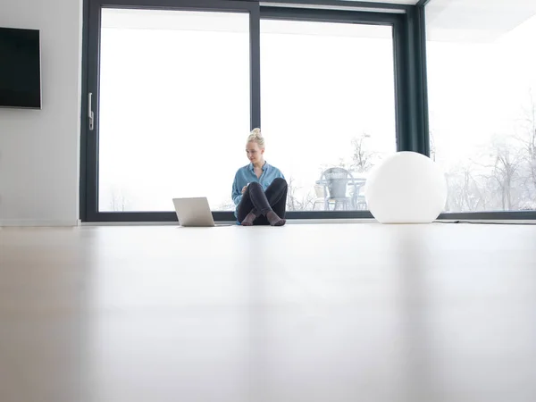 Jonge vrouw drinken koffie genieten van ontspannen levensstijl — Stockfoto