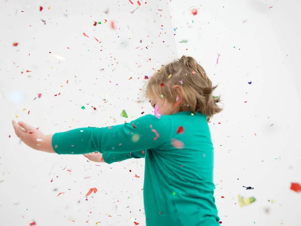 Criança feliz comemorando festa — Fotografia de Stock