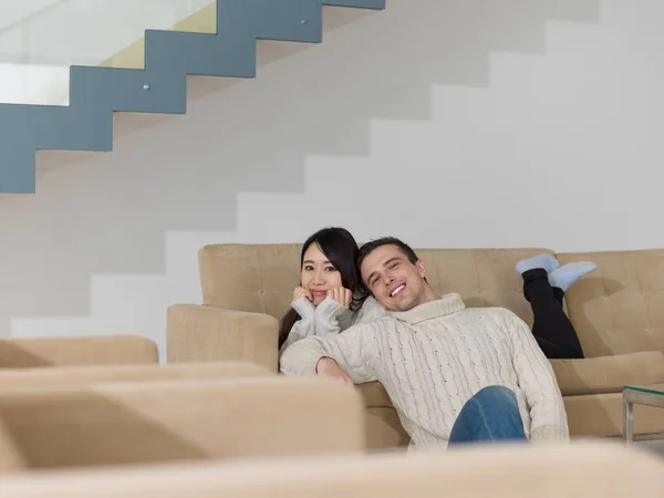 Heureux couple multiethnique relaxant à la maison — Photo