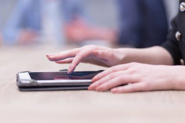 İş yerinde tablet kullanan bir iş kadını