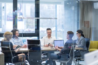 İş adamları iş planını tartışıyor