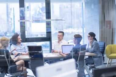 İş adamları iş planını tartışıyor