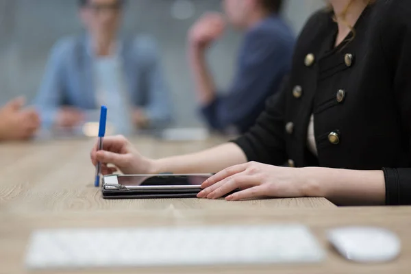 Ung Affärskvinna Hand Med Penna Närbild Skott — Stockfoto