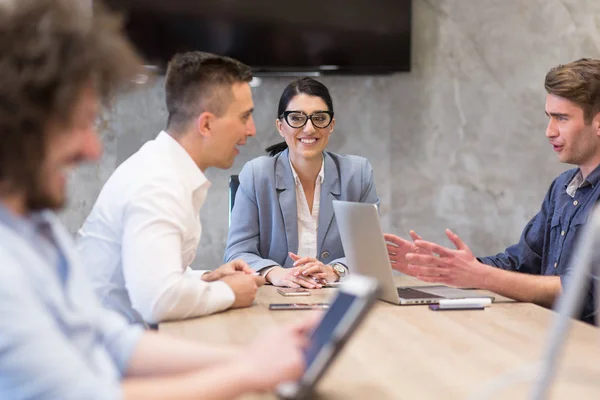 Groep Jonge Zakenmensen Bespreekt Businessplan Bij Modern Startup Kantoorgebouw — Stockfoto