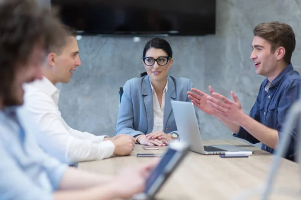 Gruppo Giovani Imprenditori Che Discutono Business Plan Presso Moderno Edificio — Foto Stock